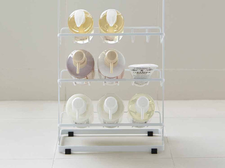 YAMAZAKI/toscaのスチール製タワーバスボトルラック。複数の棚とフックが備わっており、キッチンでボトルやグラスの収納に最適です。