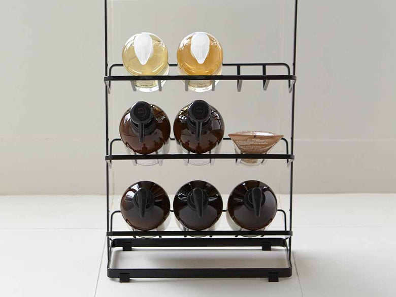 YAMAZAKI/toscaのタワーバスボトルラックに食器やキッチン用品、果物が整然と並べられたキッチン収納棚