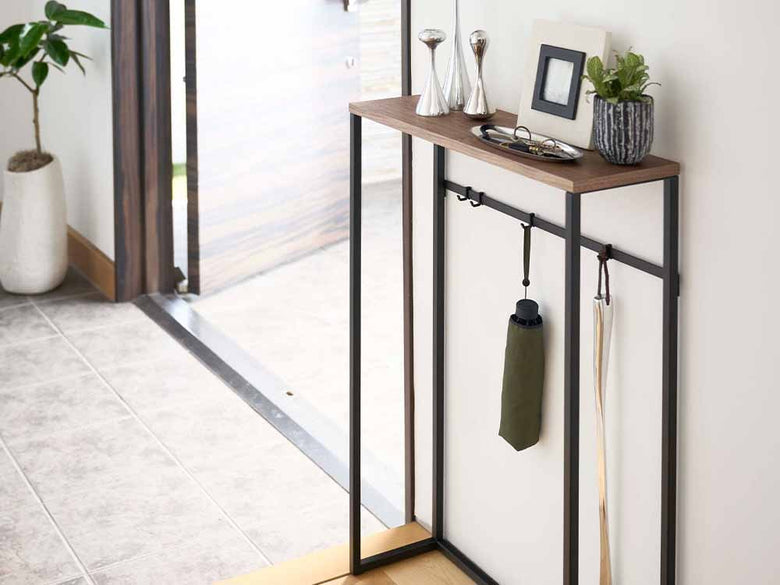 YAMAZAKIタワーコンソールテーブルと木製フック、観葉植物