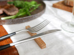 チーク製カトラリーレストにフォークとナイフ