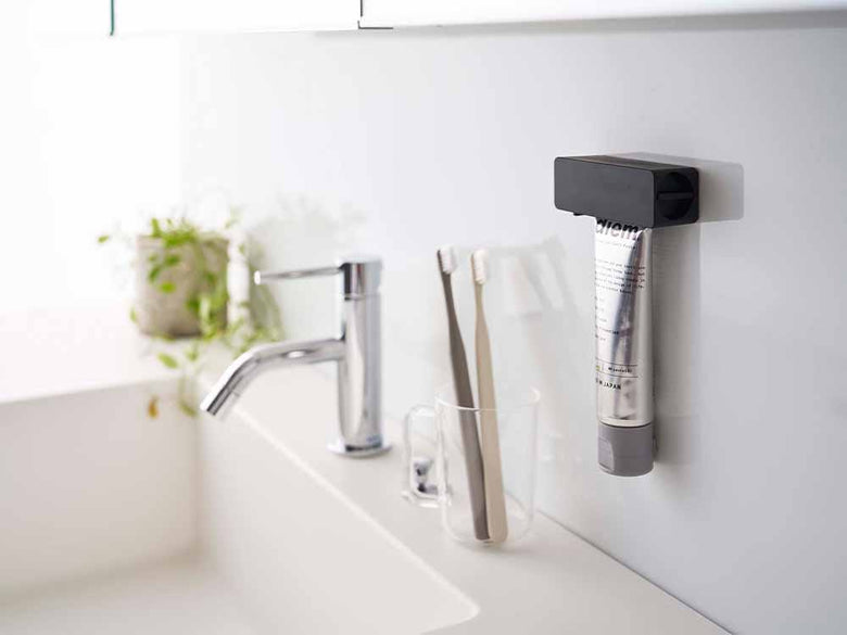 タワーのマグネット歯磨き粉ホルダーが洗面台に設置されている