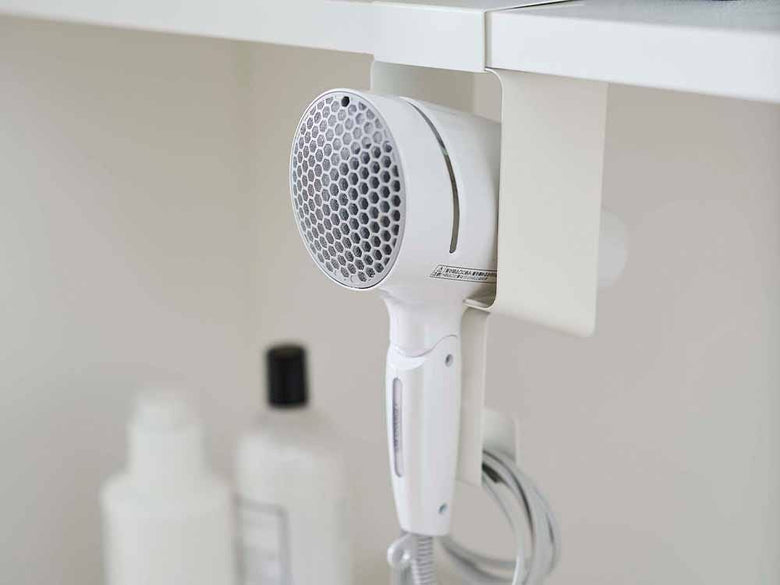 山崎タワーの銀色スチール製ドライヤーホルダー