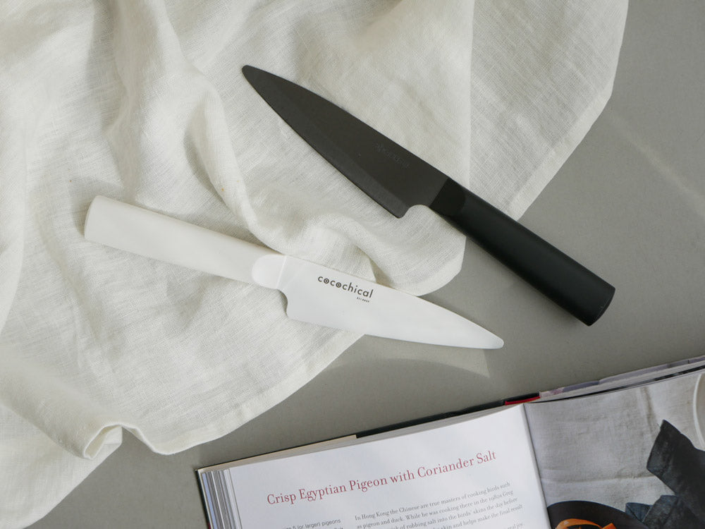 KYOCERAココチカルブランドのセラミックキッチンナイフセットと新鮮な果物がキッチンに並べられている様子