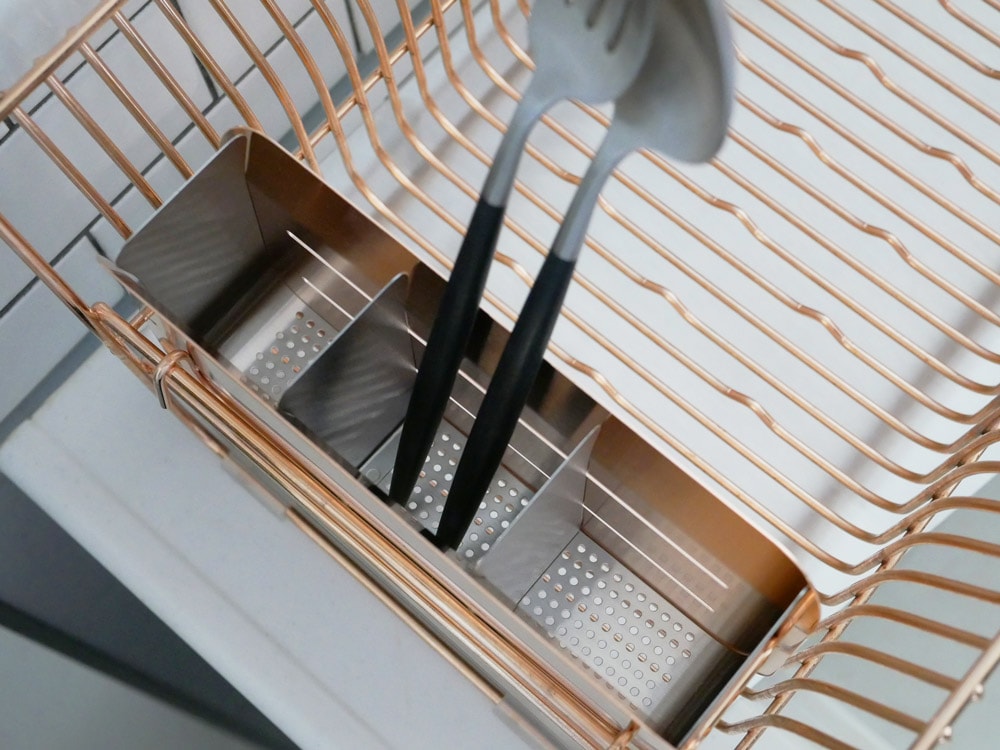 【hanauta】横置き水切りラック、サイズ495×325×170mm、ローズゴールドメッキ18-8ステンレス製、箸立てとトレイ付き