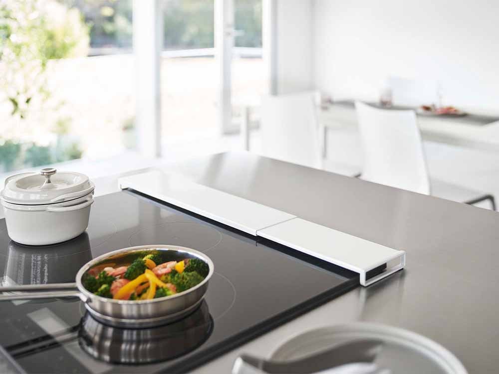 Yamazakiタワーの伸縮排気口カバーがキッチンに取り付けられている