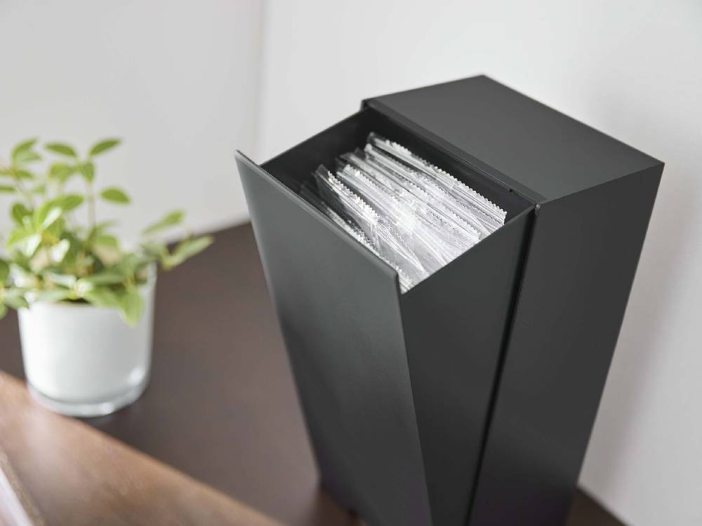 ヤマザキタワーのデザインマスク収納ケースと棚