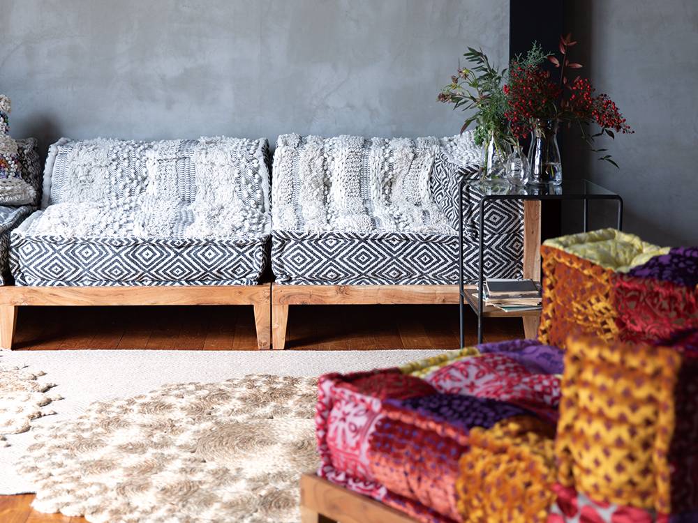 アデペシュのブロックマルチソファとクッションが配置されたリビング