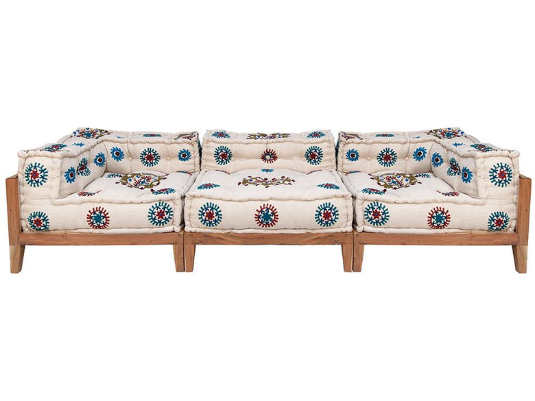 デザイン柄のクッションが配置されたブロックマルチソファ