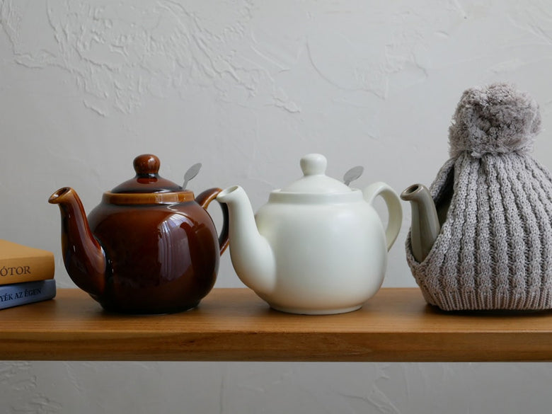 ロンドンポタリーのオリジナルティーコージー、陶器のティーポットに装着