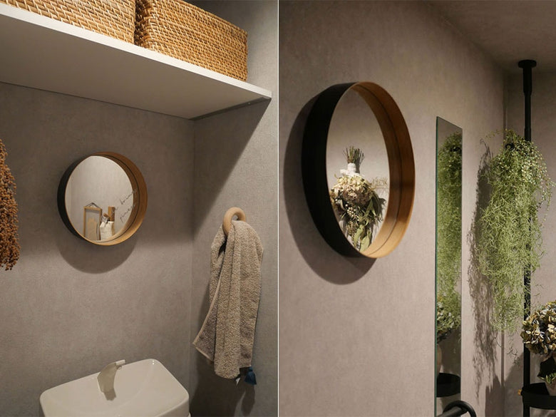 花瓶と植物が飾られたセラミックミラー