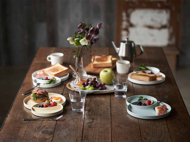 タックのモーニングプレートに果物と食器が並ぶ