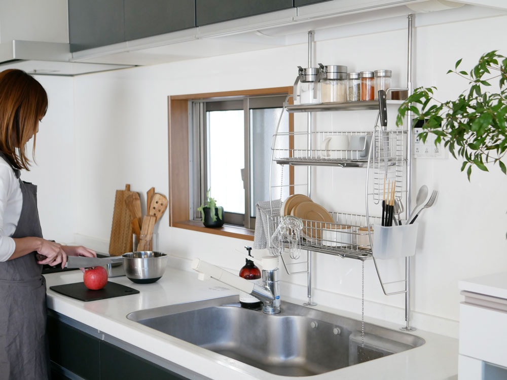 キッチンシンク上に設置された【bws SELECTION】流れるつっぱり水切りラック。ステンレス製の棚と水切りバスケットが見えます。