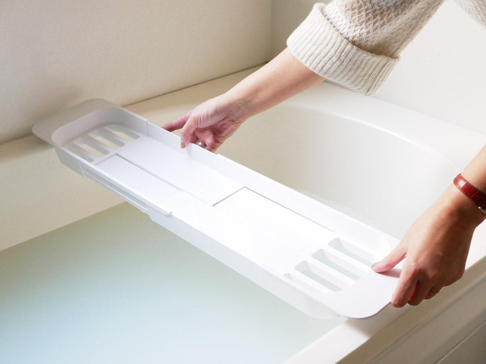 Yamazaki製【tower/タワー】伸縮バスタブトレー。幅57.5～75cmに調整可能なABS樹脂製で、浴槽内寸約48～65cmに対応。