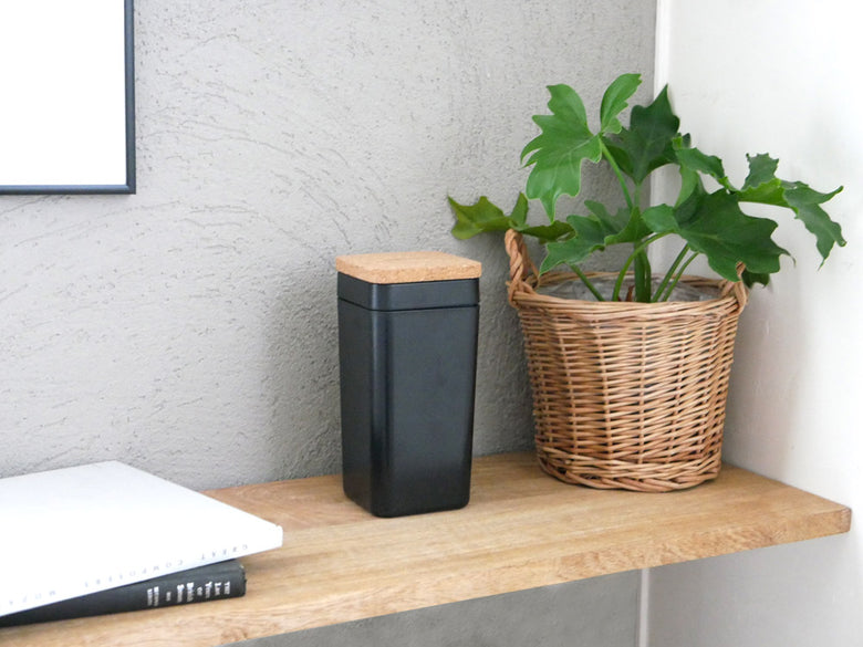 サラサデザインのb2cウェットティッシュスタンド。シリコン蓋付きで、サイズは幅9cm×奥行9cm×高さ19cm。ABSとシリコン製。