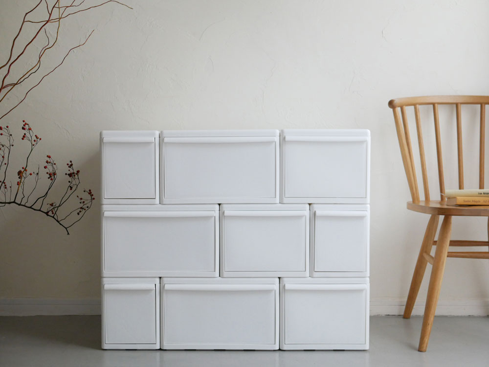ライクイットのオールホワイト収納ケースが並んでいる
