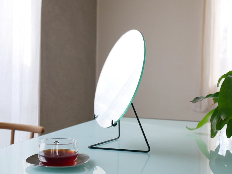 MOEBEスタンディングミラー、ゴールドとガラス製