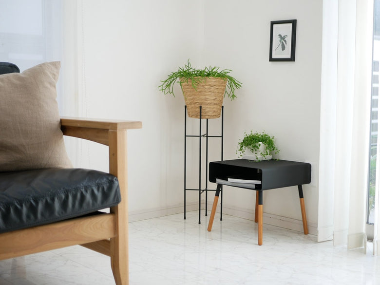 Plainローサイドテーブルの天然木脚とスチール天板