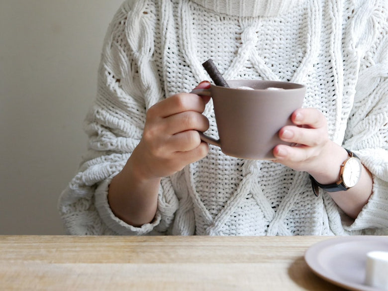 【SAKUZAN】Saraシリーズの磁器製コーヒーカップとソーサーのギフトセット、クリームとグレーの色合い