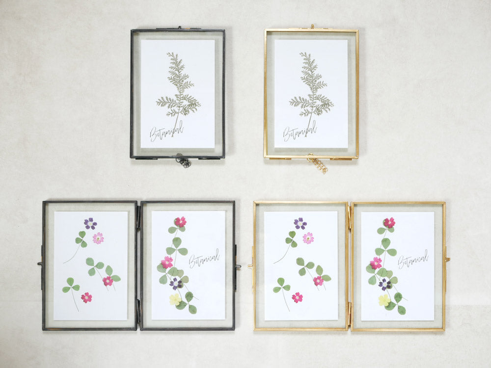 POSH LIVINGのガラスフレーム。ガラスとブラス素材を使用したシングルサイズ（幅13cm×奥行8.5cm×高さ19cm）のスタンドタイプ。