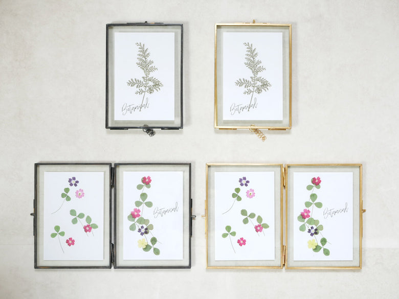 POSH LIVINGのガラスフレーム。ガラスとブラス素材を使用したシングルサイズ（幅13cm×奥行8.5cm×高さ19cm）のスタンドタイプ。