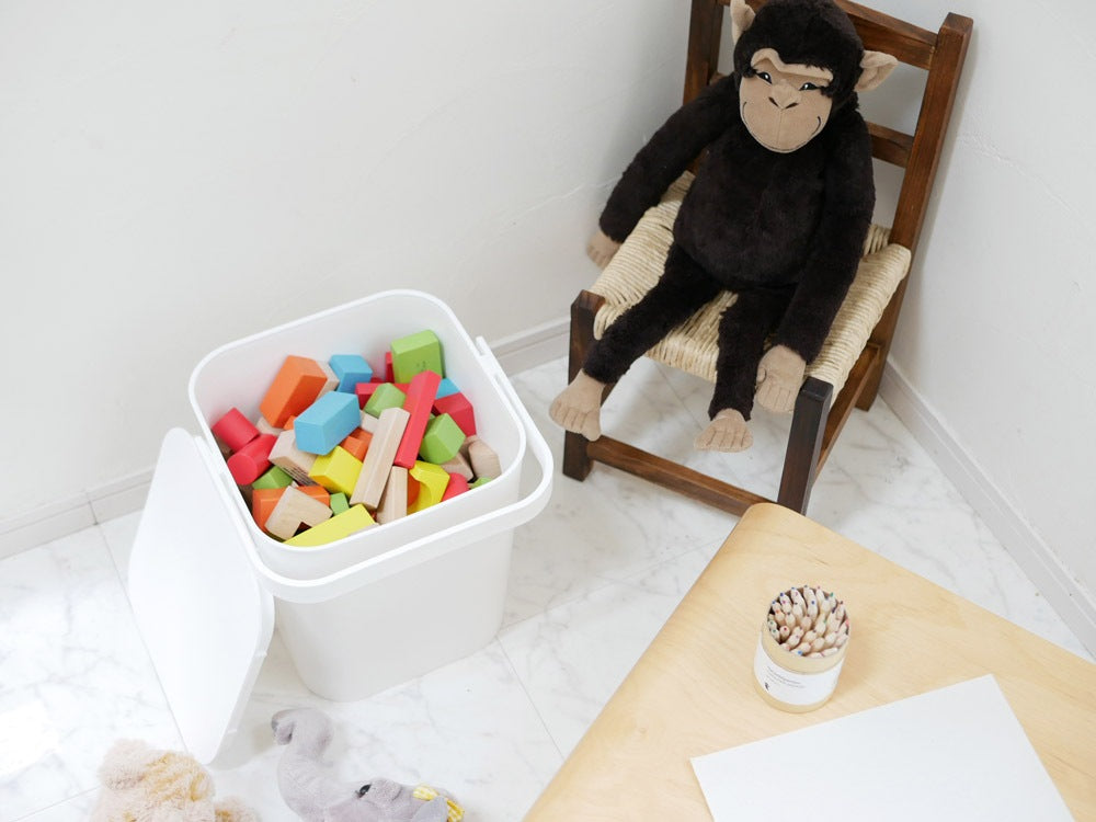 towerブランドのフタ付バケツ 12L