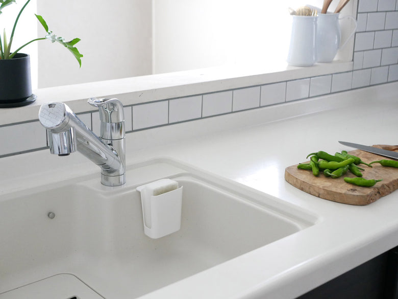 Kichitoのシンク用スポンジポケットがシンクに取り付けられている様子