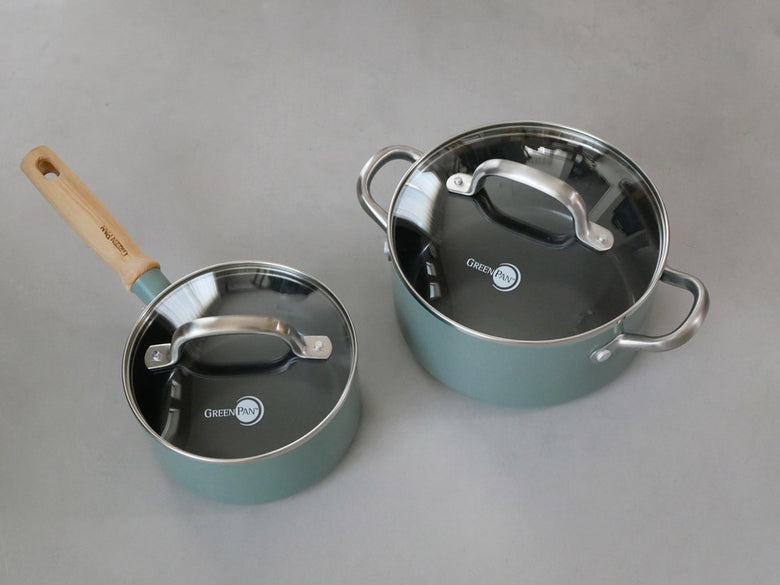 GREEN PANのメイフラワーキャセロール鍋と蓋。セラミックコーティングが施されたアルミニウム合金製で、耐久性のあるハンドル付き。スタイリッシュなデザインが特徴的です。