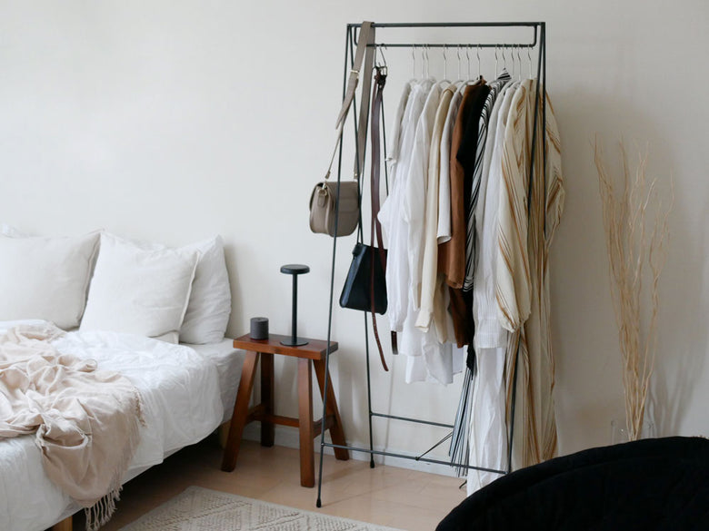 SIKAKUブランドのクロカワ製折りたたみハンガーラック。高さ150cm、幅61.5cmでキャップが着脱可能。