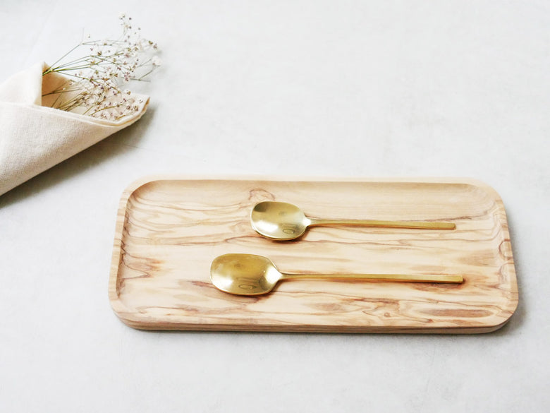 Horn Please製の真鍮ミールスプーン、LサイズとSサイズの2種類が並んでいる