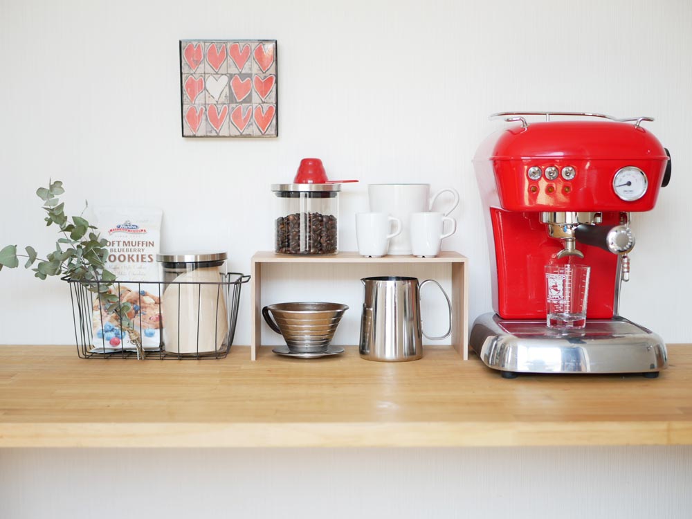 like-itプラスラックにエスプレッソマシンや食器が収納