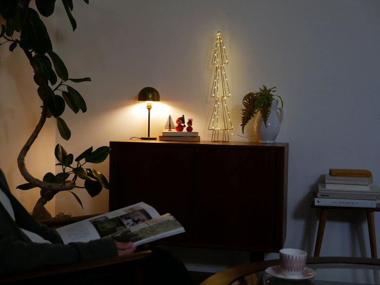 Horn PleaseのLEDライト付きフレームワークツリー。アイアン製で、サイズL（W14×D14×H58cm）とサイズS（W11×D11×H45cm）の二種類があります。