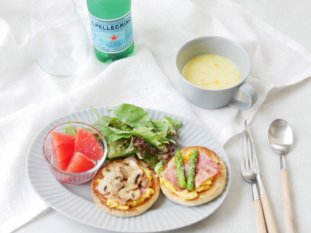 SAKUZANブランドのSaraスープカップ。自然な風合いを持つ手作りの磁器製カップが写っています。