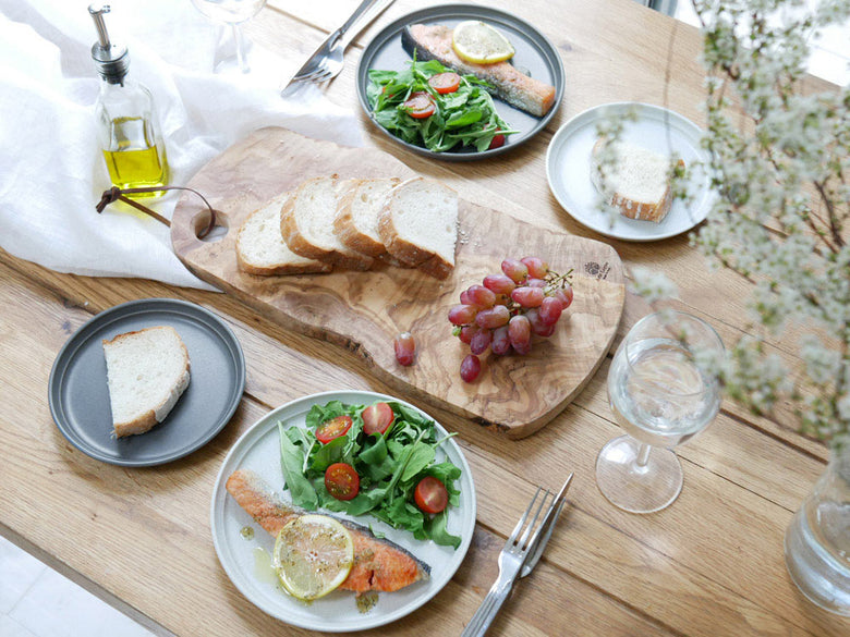 キントーの磁器FOGプレートに盛られた野菜が写る食卓