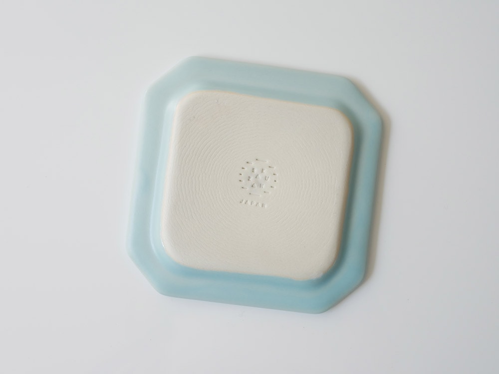 SAKUZANの手作り磁器製スクエアサラ皿セット。L、M、Sの三サイズが揃った自然な風合いの食器