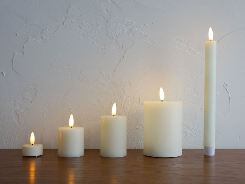 Horn Please製LEDライトキャンドルの各サイズ（XS、S、M、L）およびスティックキャンドルがデザインボックスに入って並べられた商品画像