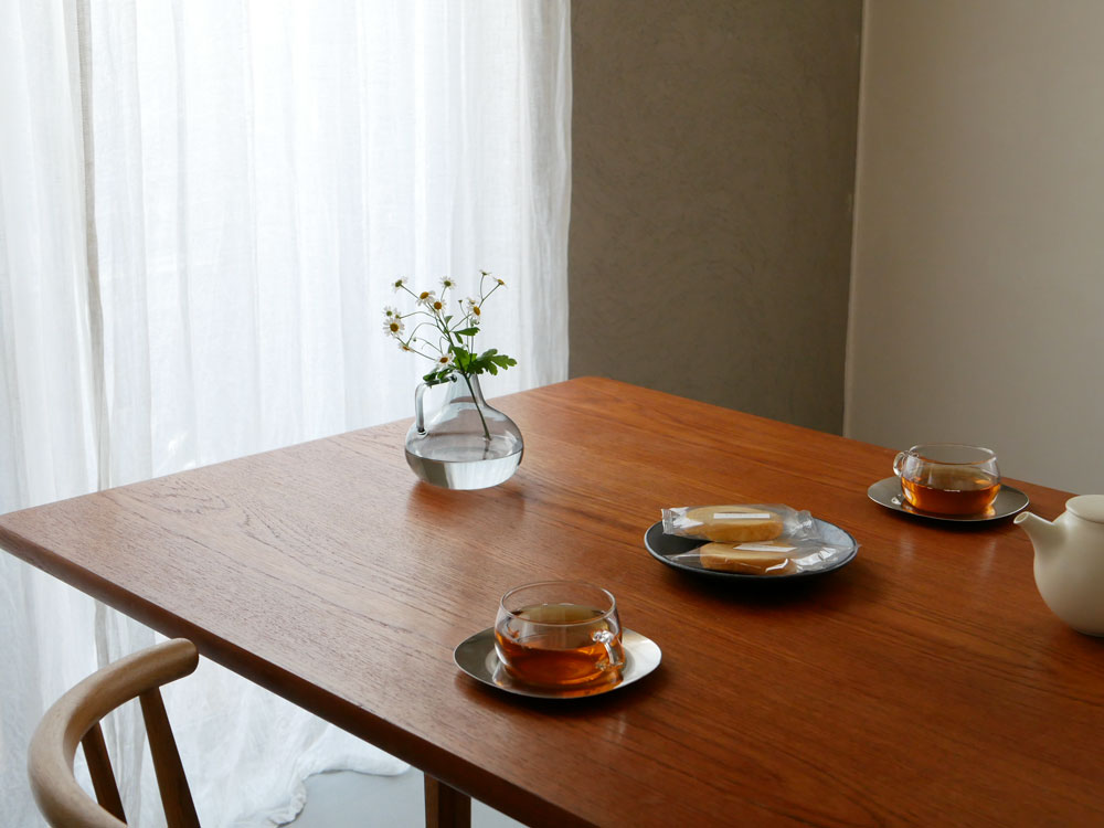 Horn Please MADEのライトリー GLASS フラワーベース。透明なガラス製でシンプルなデザインの花瓶