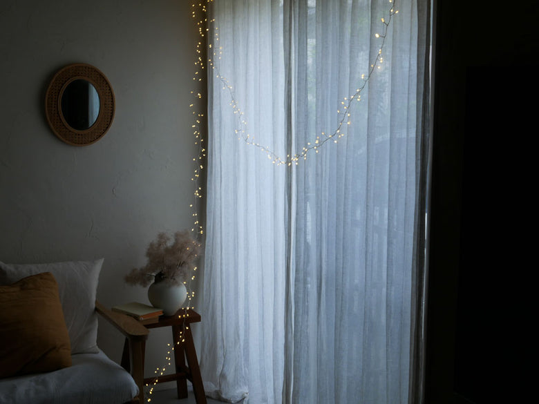 Horn PleaseのLEDワイヤーライト ブランチ グロートが枝に取り付けられ、柔らかな光を放っている様子