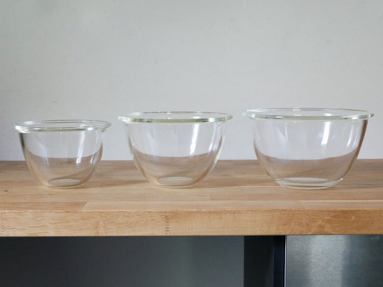 HARIOブランドの耐熱ガラス製ボウル3個セット。小・中・大サイズのボウルが並べられています。