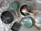 GREEN PANのメイフラワーシリーズの複数サイズフライパンとステンレス製ガラス蓋が美しく並べられた静物写真