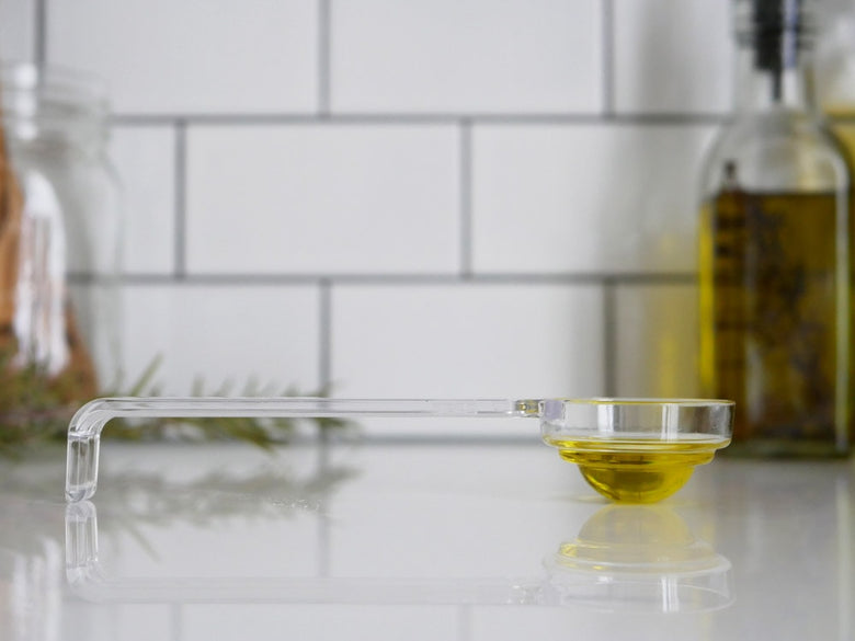 YAMAZAKIブランドのトライタン樹脂製段々計量スプーン。耐熱温度100度のハンドル付きキッチン用調理器具。