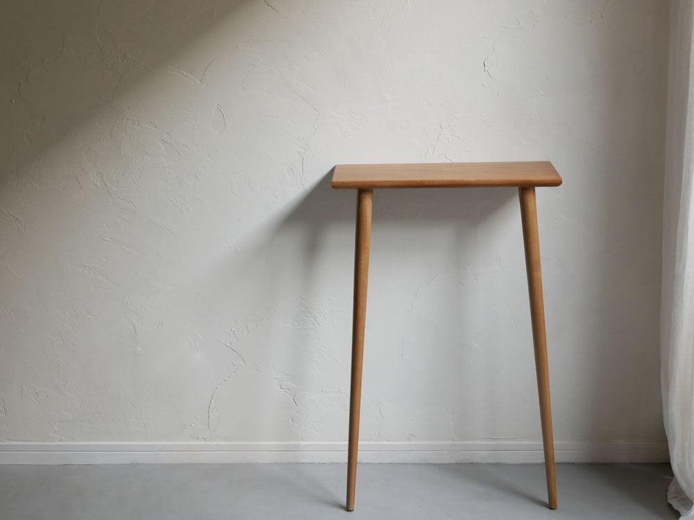 チーク製のシンプルなコンソールテーブル