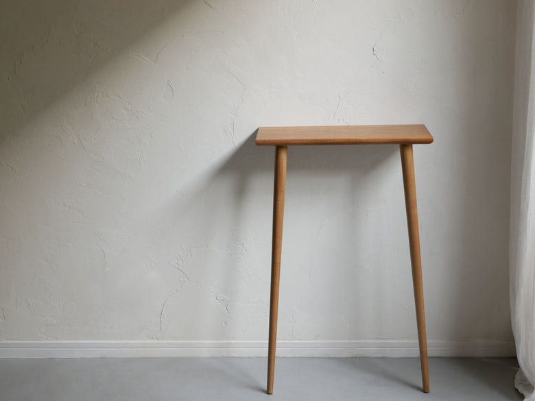 チーク製のシンプルなコンソールテーブル