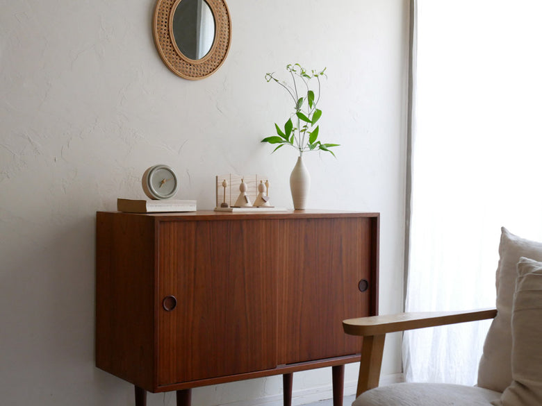 P.F WORK SHOPの伝統的な木製オヒナサマ人形セット。精巧に仕上げられたお雛様とお内裏様が美しく飾られている