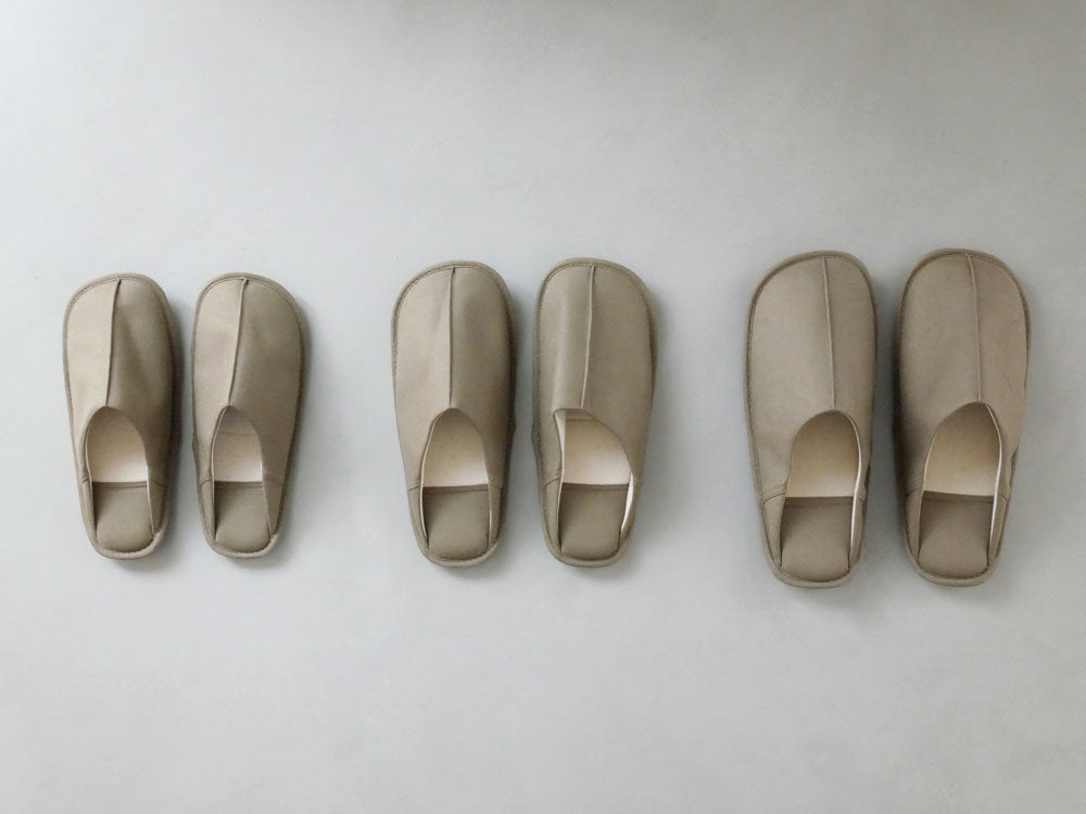 サラサデザインのウォッシャブルスリッパ。麻素材の甲部とポリウレタン底材を使用した室内用の快適な履き心地のスリッパ。サイズはS、M、Lが展開されています。