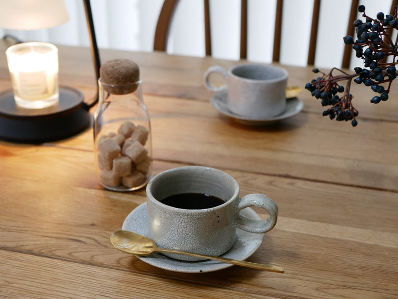 兵山窯のEDITIONSブランド手作り陶器コーヒー碗とまる皿のセット。シンプルで伝統的なデザインが特徴的。