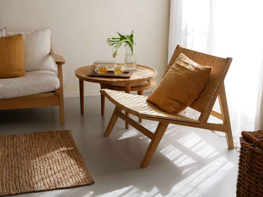 &Craft製TUSKER 1人用ラウンジチェア。チーク無垢材のフレームとラタンの座面を特徴とするシンプルでモダンなデザイン