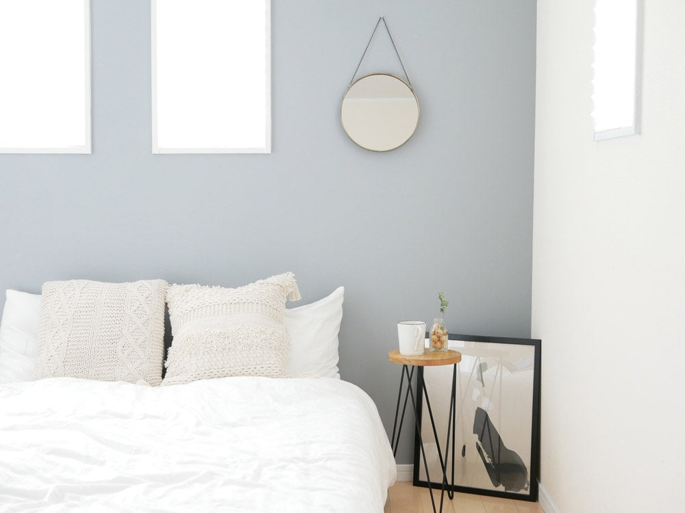 寝室に掛けられたSO-Q STYLEのハンギングミラー