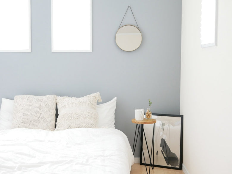 寝室に掛けられたSO-Q STYLEのハンギングミラー