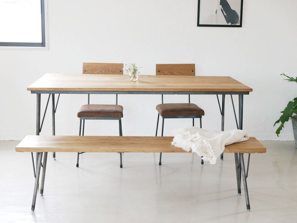 四角商店製の無垢オーク天板とクリアラッカー塗装された鉄脚を持つ受注生産のオークベンチ