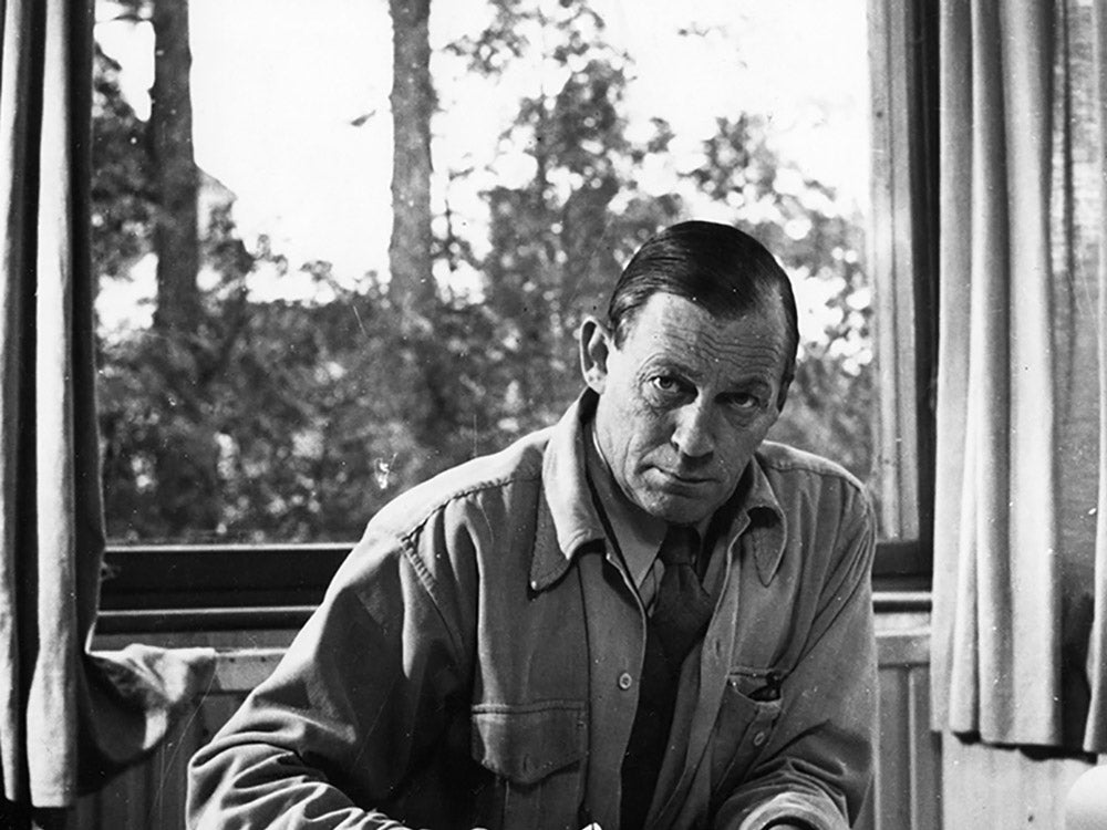 アルヴァ・アアルトデザインのアルテック製バーチ材テーブル82A/82B。クリアラッカー塗装されたシンプルな木製天板とスリムな脚が特徴のモダンなデザイン。